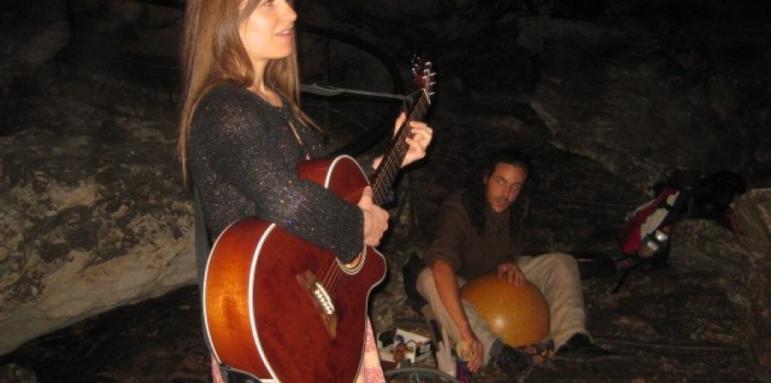 Дипломат слуша концерт в пещерата „Магура"