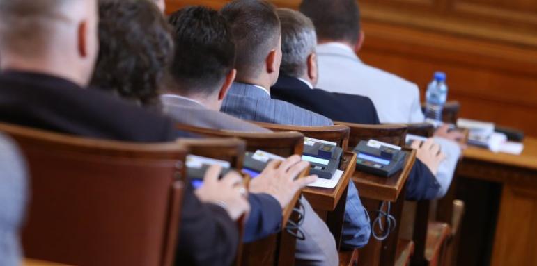 Депутатите отсвириха зеления сертификат, обсъждат ковид мерките