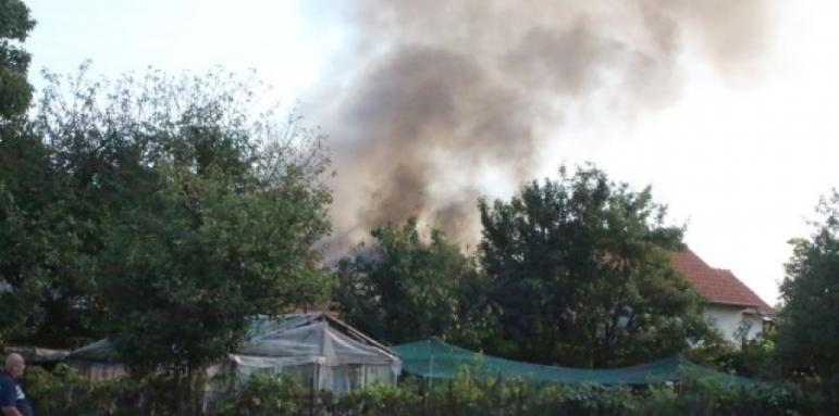 Къща в Казанлък се запали и изгоря