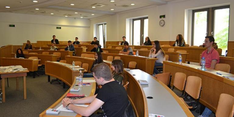 1000 стари преподаватели вън от ВУЗ-овете