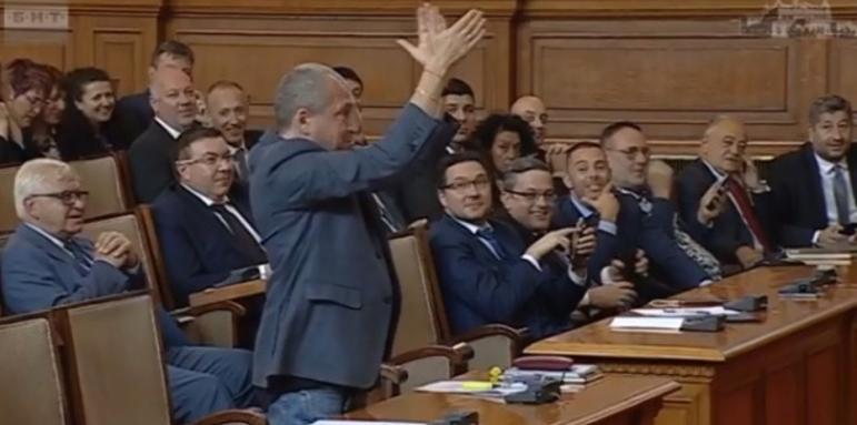 Тошко Йорданов засече премиера. Иронията