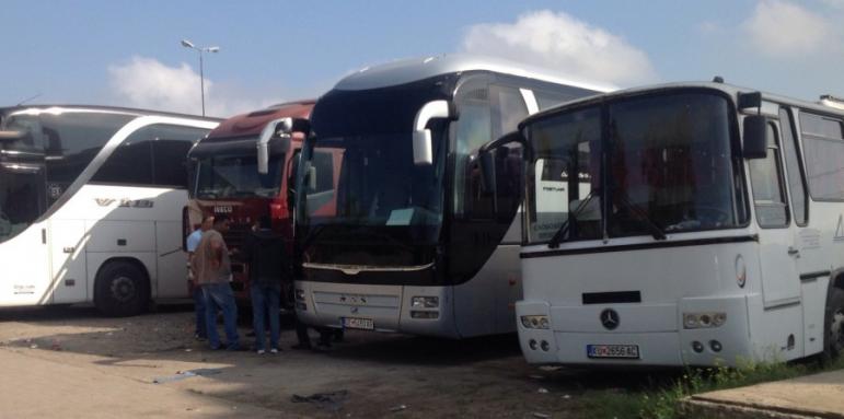 ПРОТЕСТ НА ПРЕВОЗВАЧИТЕ: 1500 автобуса спират да се движат за час и половина