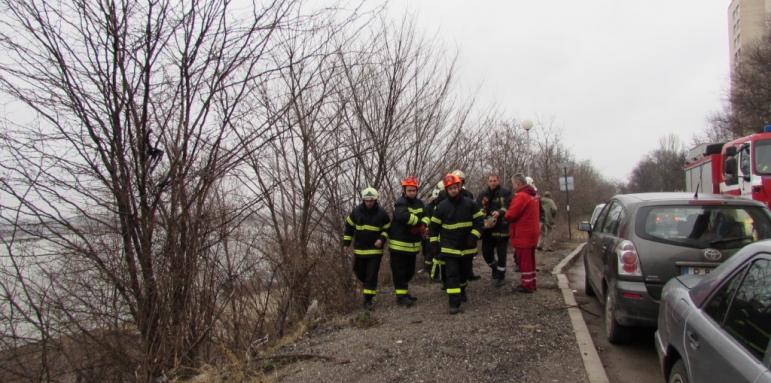 2-годишно дете оцеля по чудо в кола, пропаднала до жп линия