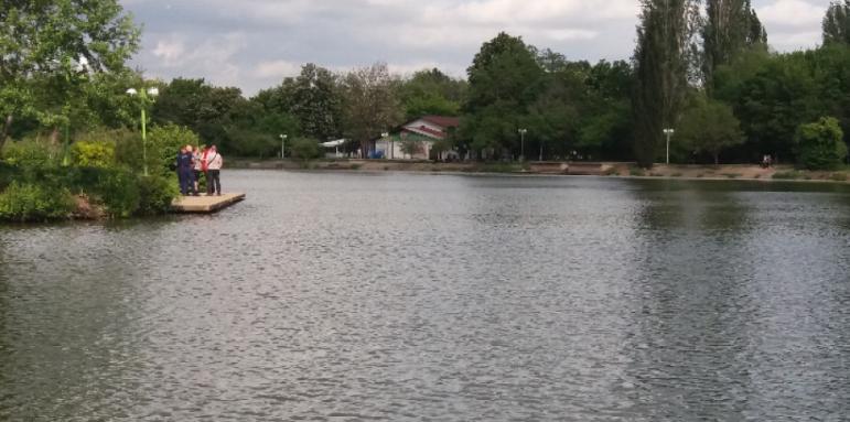 Издирват удавник в езерото "Загорка"