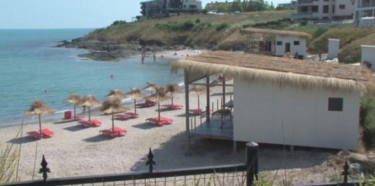 Атакуват незаконни обекти в курорта и на плажа