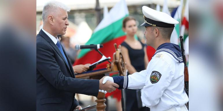 Димитър Стоянов раздаде новите пагони във флота