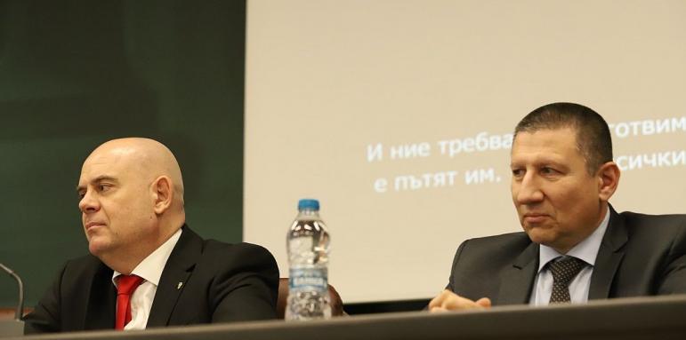 Борислав Сарафов прати писмо. Атакува Гешев чрез заместничка
