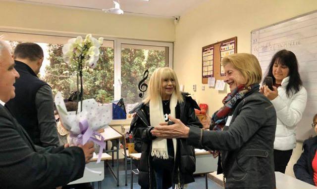 Лили Иванова гласува и получи цвете в саксия
