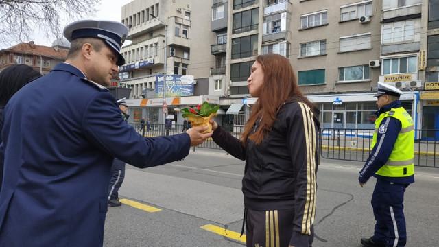 Полицаи подаряват цветя на жените в колите