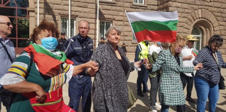 Фенове на Радев и Борисов на двоен протест