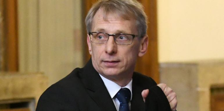 Денков: Трябва да се даде свобода на учителите