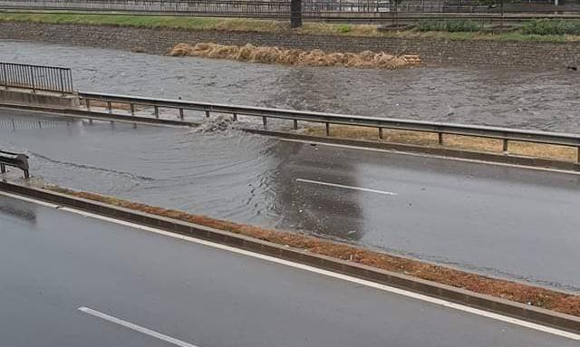 Дъжд наводни булеварди и подлези в София