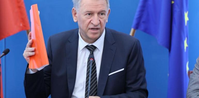 Кацаров дава на прокурор строежа на детската болница