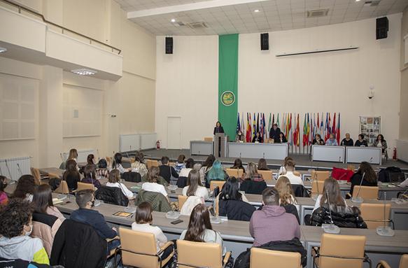 Млади журналисти правят празничен вестник в Стара Загора