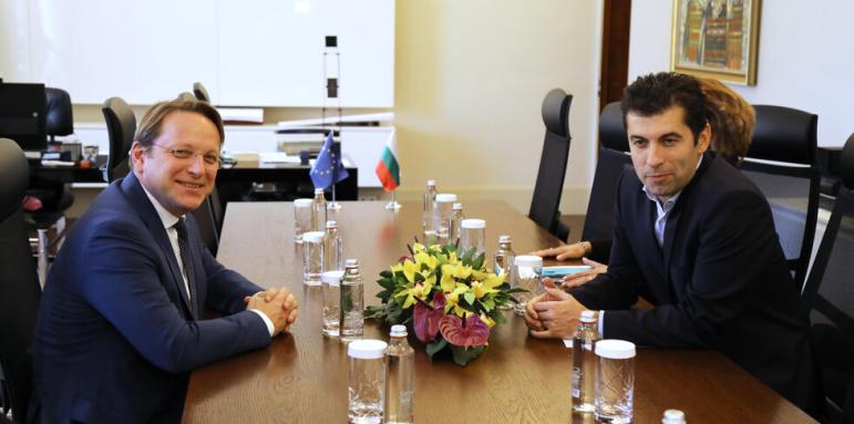Премиерът се срещна с еврокомисар Оливер Вархеи