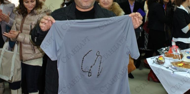 Съветник откупи тениска на Гришо за 1000 лв благотворително 