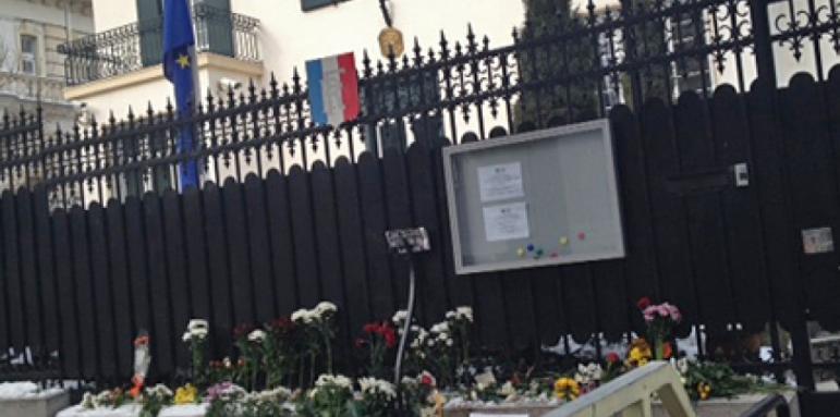 Десетки българи поднесоха цветя пред френското посолство