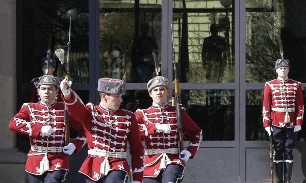 Папският марш и българският химн за Франциск пред президентството