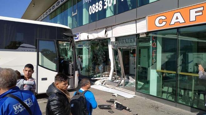 Автобус се вряза в автогарата в София