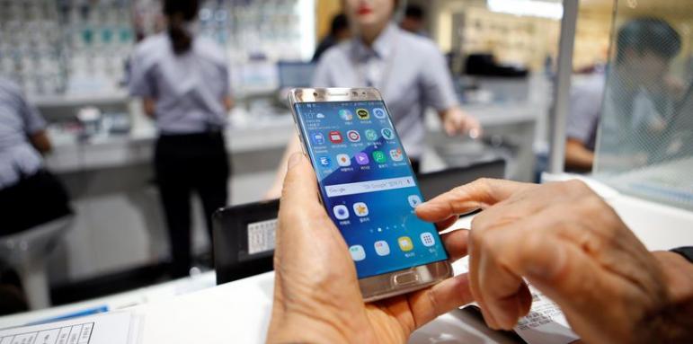 Samsung спира смартфоните от висок клас
