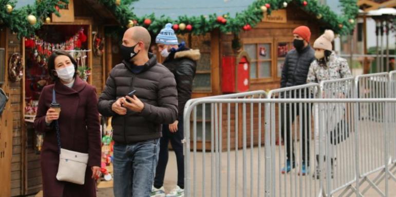 Полиция погна коледния базар насред София