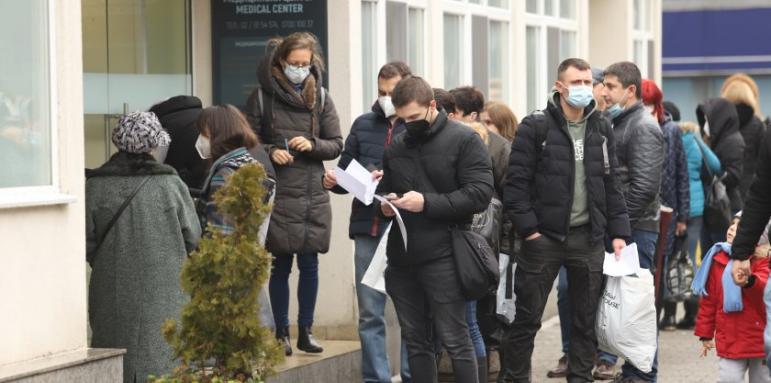 Как ще дойде краят на пандемията у нас? Отговаря микробиолог
