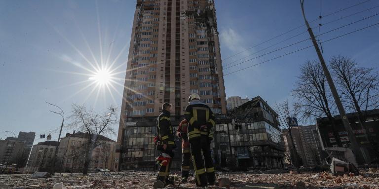Докато шефът на ООН е в Киев: Ракети удариха 25-етажен блок