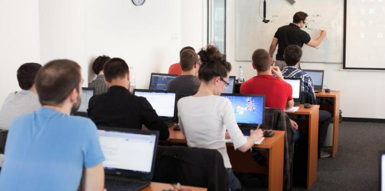 Създават пет центъра  за обучение на компютърни специалисти