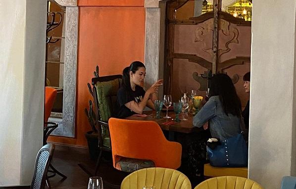 Люлеещ се стол и вкусно латино меню за обяд в София