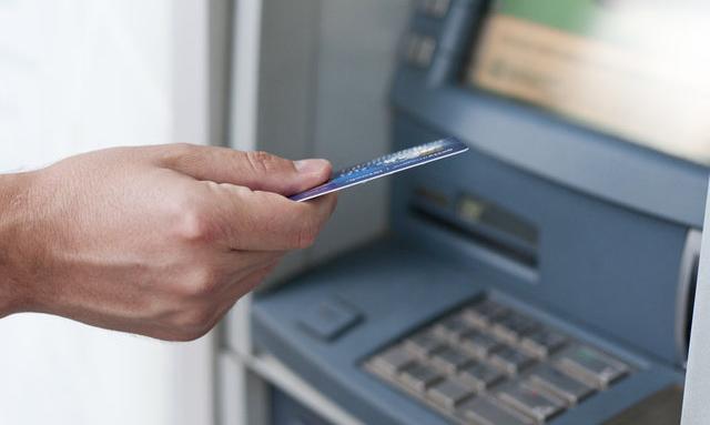 Дебитната карта става номер едно за плащане