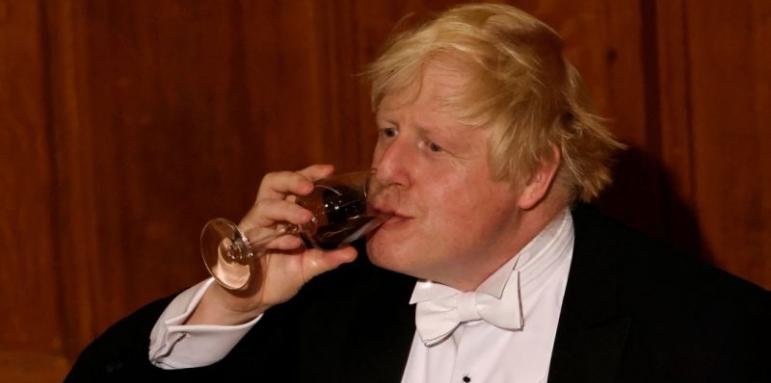 Бутилки вино може да вземат главата на Борис Джонсън