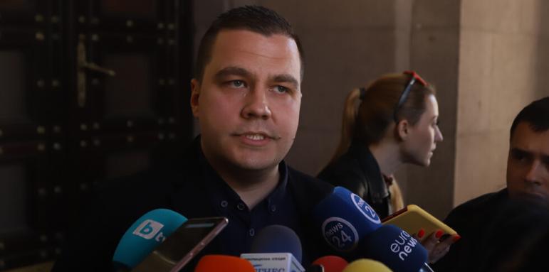 Слави реши как ще гласуват депутатите му за оръжията за Украйна