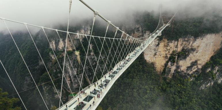 Фурор! Къде откриха най-дългия стъклен мост в света