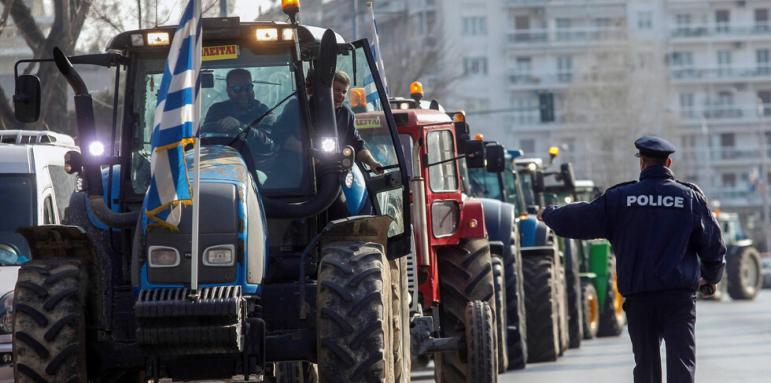 600 трактора блокираха пътища в Гърция