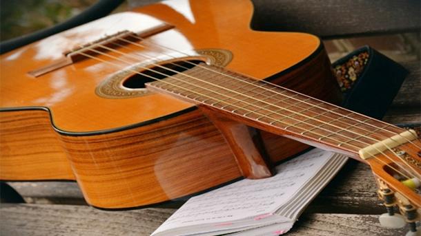 Музиканти даряват китари на планински хижи