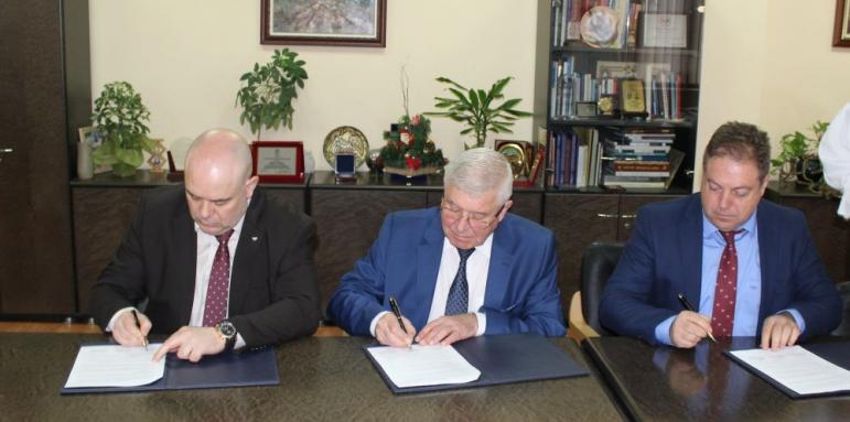 Гешев подписа за борба с насилието над медици