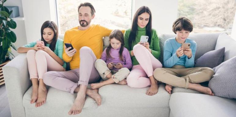 Разкриха защо децата не се отлепват от смартфоните си