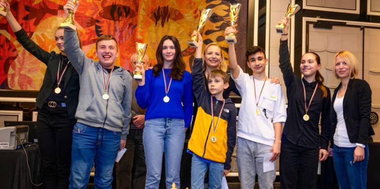 Дейзи Ланг награди най-добрите ни младежи в шаха на бляскава церемония в хотел "Маринела"