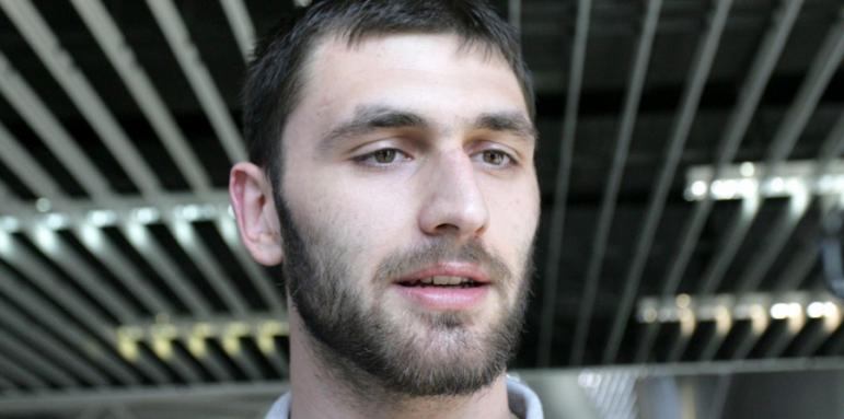 Цецо Соколов зарадва деца с компютър