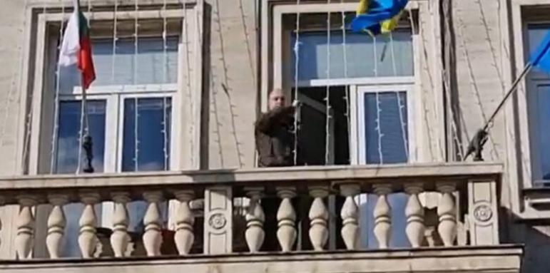 Кандидат за народен представител от партия свали украинското знаме от сградата на Столична община