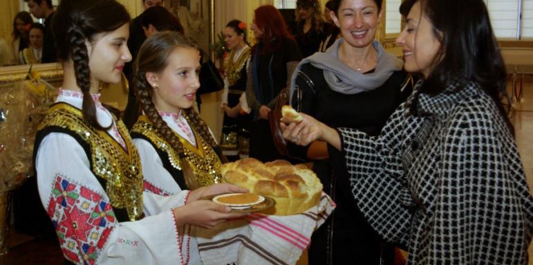 Коледари омаяха жени на посланици