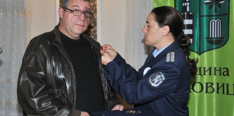 Двама с почетни медали за доблест в бедствието в Берковица