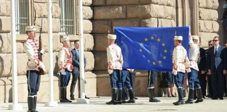 Издигнаха знамето на Европа пред президентството