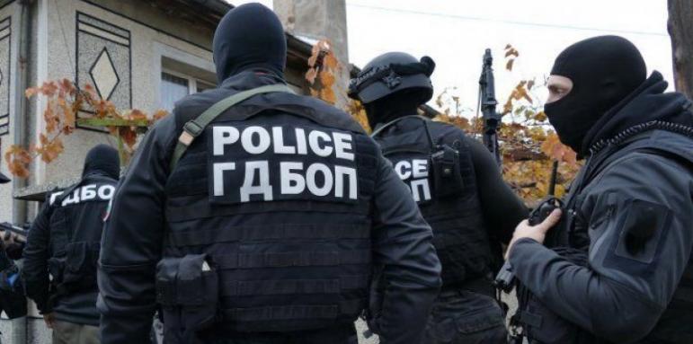Затвор за пловдивски полицаи заради грабеж и рекет