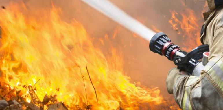 Пожар пламна в Кюстендилско, има изгорели къщи