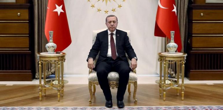 Обвинения се сипят по Ердоган. Клати ли се столът на президента?