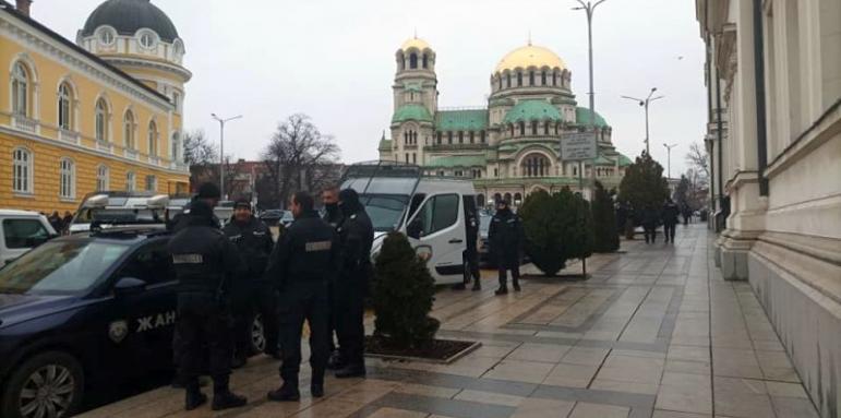 Полиция опаса парламента и МС, чакат хората на Костадинов