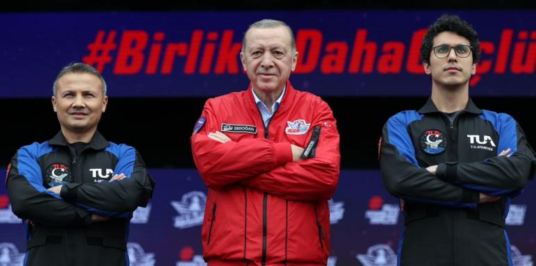 Ердоган показа кои ще са първите турци в космоса (СНИМКА)
