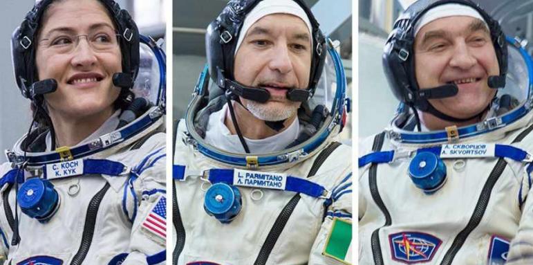 Трима астронавти се върнаха на Земята