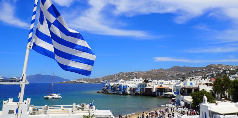 Строги мерки в Гърция: Излизат само с SMS